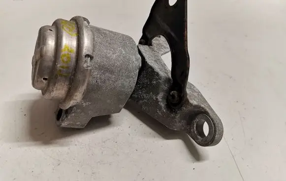 Volvo S60 Engine mount bracket