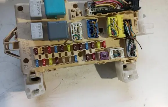 Toyota Corolla Verso AR10 Fuse module 892210F030 4001748264 06052611031603