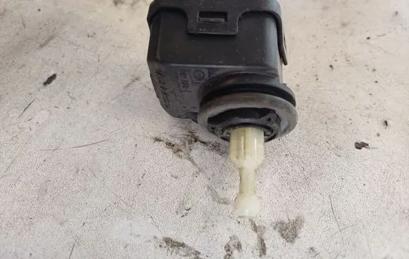 Volkswagen Golf IV Headlight level adjustment motor 1J0941295C