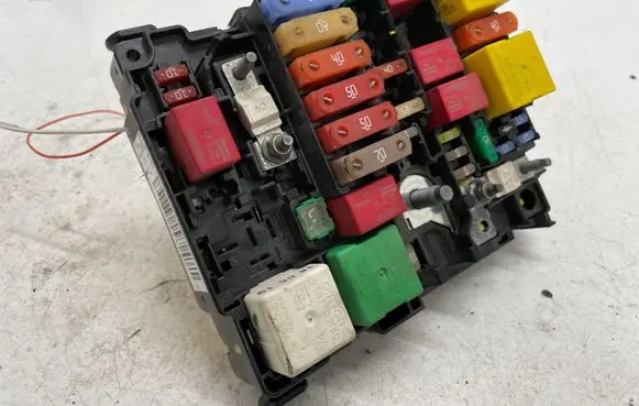 Opel Grandland X Fuse module 9804846880