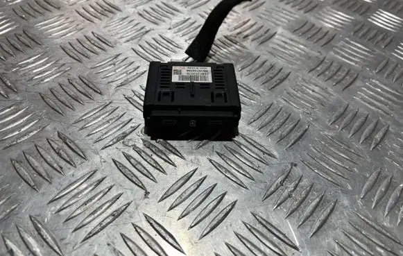 Renault Austral USB socket connector 284H35397R