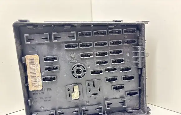 Volkswagen PASSAT B6 Fuse module 3C0937125