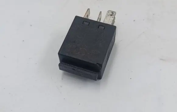 Audi A6 S6 C5 4B Other relay 8Z0951253
