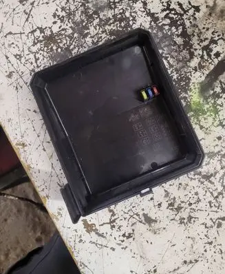 Citroen C-Crosser Fuse box cover 8565A024