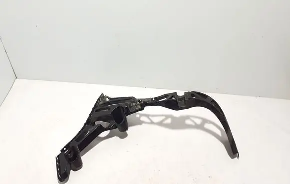 Rear bumper mounting bracket