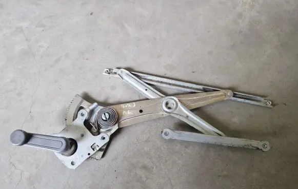 Toyota Hilux (AN10, AN20, AN30) Front door manual window regulator 