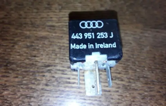 Volkswagen PASSAT B5 Other relay 443951253J 899511000