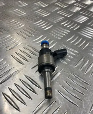 Audi Q7 4M Fuel injector 06E095A