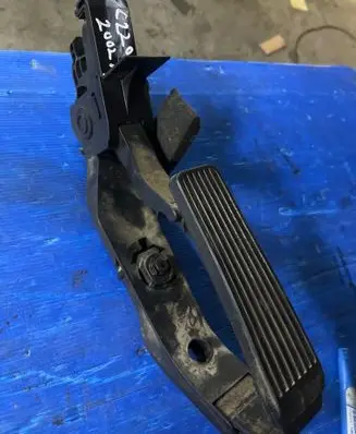 Mercedes-Benz C W203 Accelerator throttle pedal A2113000404