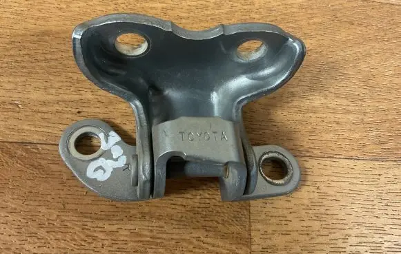 Toyota Avensis T250 Rear door upper hinge