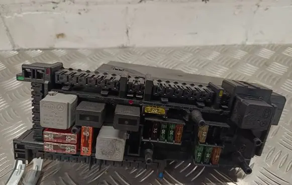 Mercedes-Benz C W204 Fuse module 2049060105 5DK00922589 2129024301