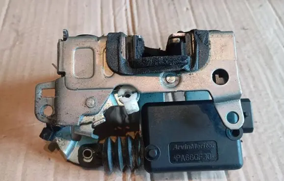 Dacia Sandero Rear door lock 8200735246 3912009