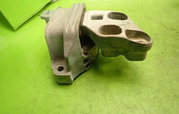 Infiniti Q30 Engine mount vacuum valve A2462400217