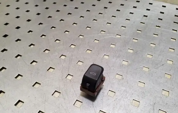 Tailgate opening switch