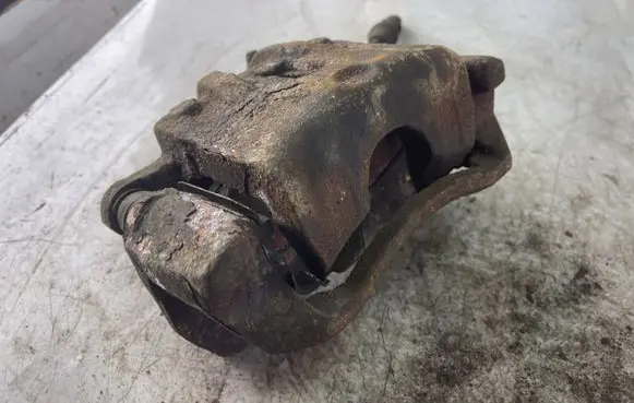 KIA Carens I Front brake caliper