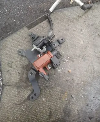 Ford Kuga II Turbo solenoid valve 6G9Q9L882