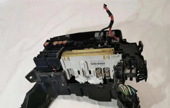 Toyota Avensis T270 Fuse box set 7379R0A2 0118H223 826200F020