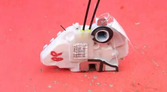 Honda CR-V Front door lock 72111-SWA-G
