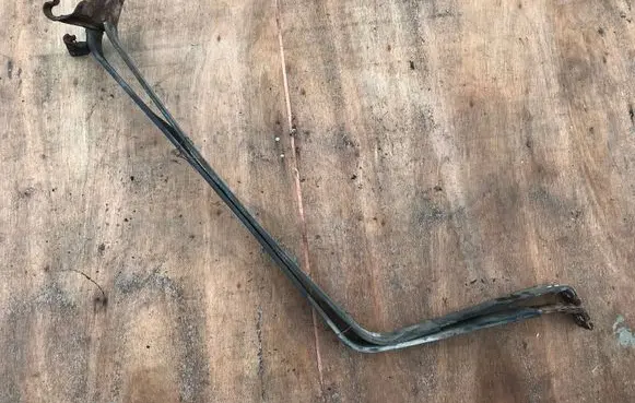 Fuel tank mounting bracket