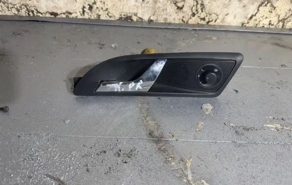 Skoda Octavia Mk2 (1Z) Front door interior handle 1Z0837247