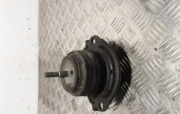 Jeep Grand Cherokee Engine mount bracket