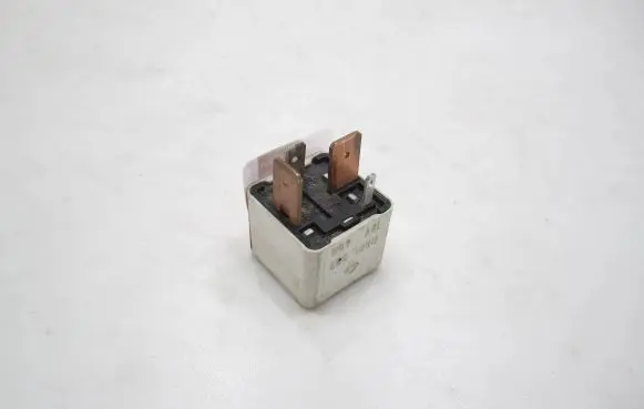 Volkswagen Golf III Other relay 171906383