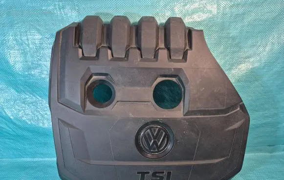 Volkswagen Golf VII Engine cover (trim) 05E103925K