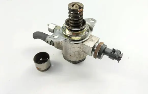 Volkswagen Polo V 6R Fuel injection high pressure pump 03C127026D