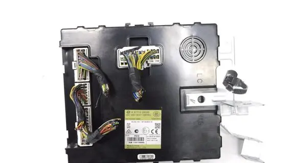 Dacia Duster Central body control module 8771034530
