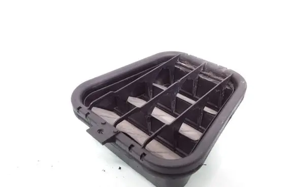 Audi A4 S4 B7 8E 8H Quarter panel pressure vent 4B081981B