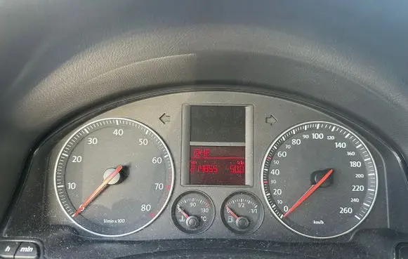 Volkswagen Golf Plus Speedometer (instrument cluster) 1K0920852H