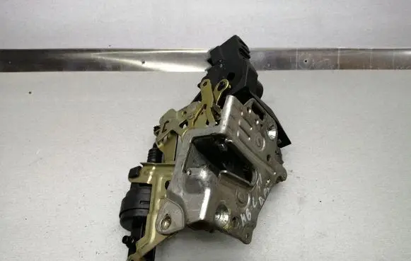 Mercedes-Benz C W202 Front door lock A2027201235