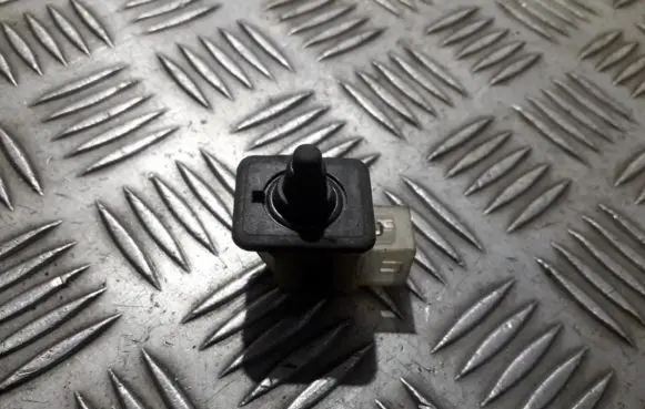 Mercedes-Benz C W202 Front door sensor 1688201910