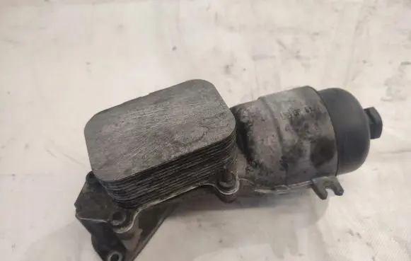 Peugeot 508 Oil filter mounting bracket