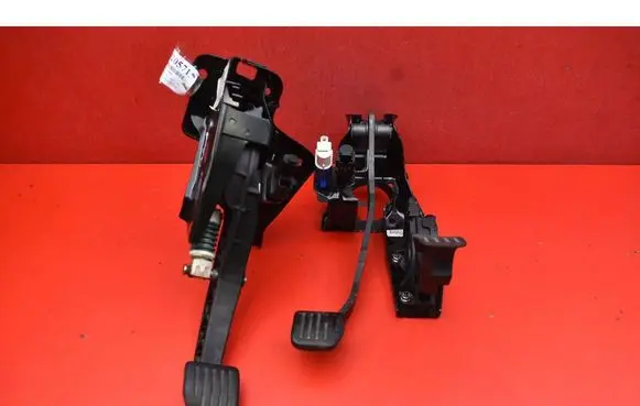 Accelerator throttle pedal