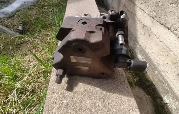 BMW X5 E70 Fuel injection high pressure pump 7798333 083975 0445010146