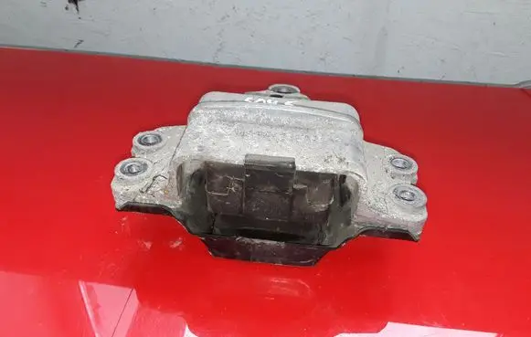 Volkswagen PASSAT B6 Engine mount bracket 3C0199555