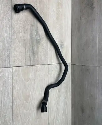 Engine coolant pipe/hose