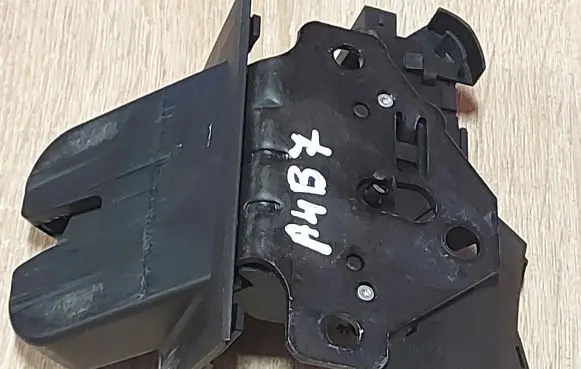 Audi A4 S4 B7 8E 8H Tailgate/trunk/boot lock/catch/latch 8E9827520A