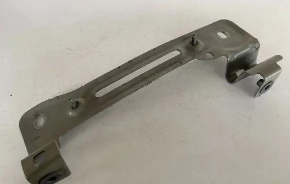 Audi Q7 4M Fender mounting bracket 4M0821432