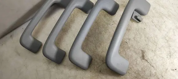 Mitsubishi Outlander A set of handles for the ceiling 