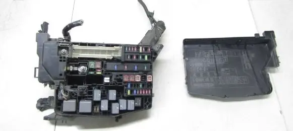 Toyota Avensis T270 Fuse box set 82115-05A40