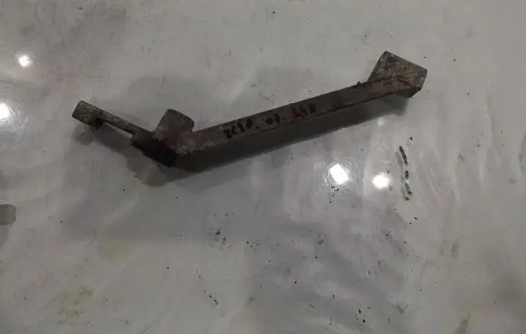 Volvo XC90 Engine mounting bracket