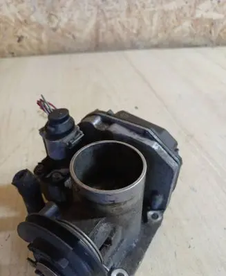 Volkswagen Fox Throttle valve 030133061D