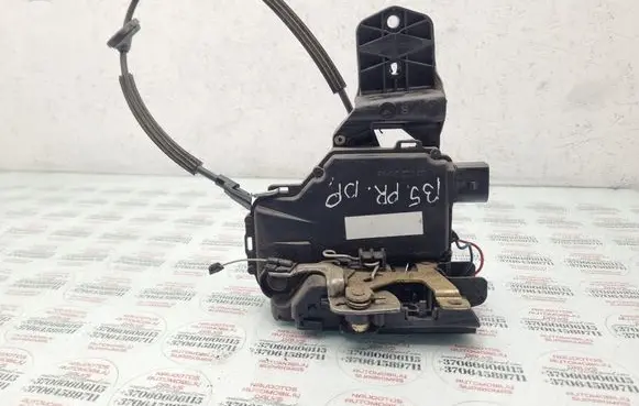 Volkswagen PASSAT B5 Front door lock
