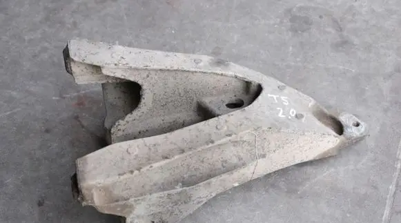 Volkswagen Transporter - Caravelle T5 Engine mounting bracket 7E0199370E