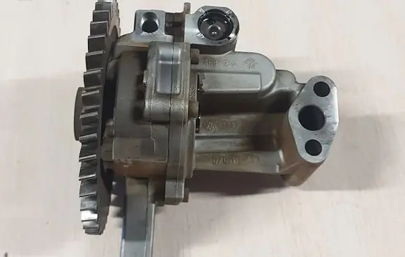 Volkswagen Touareg I Oil pump 070115153