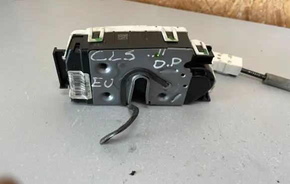 Mercedes-Benz CLS C218 X218 Front door lock A2047203035