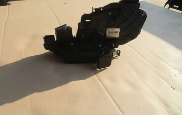 Volvo XC70 Front door lock 31253290