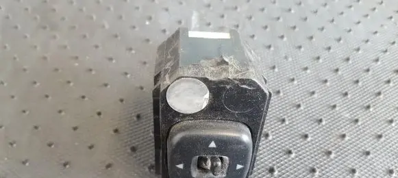 Wing mirror switch